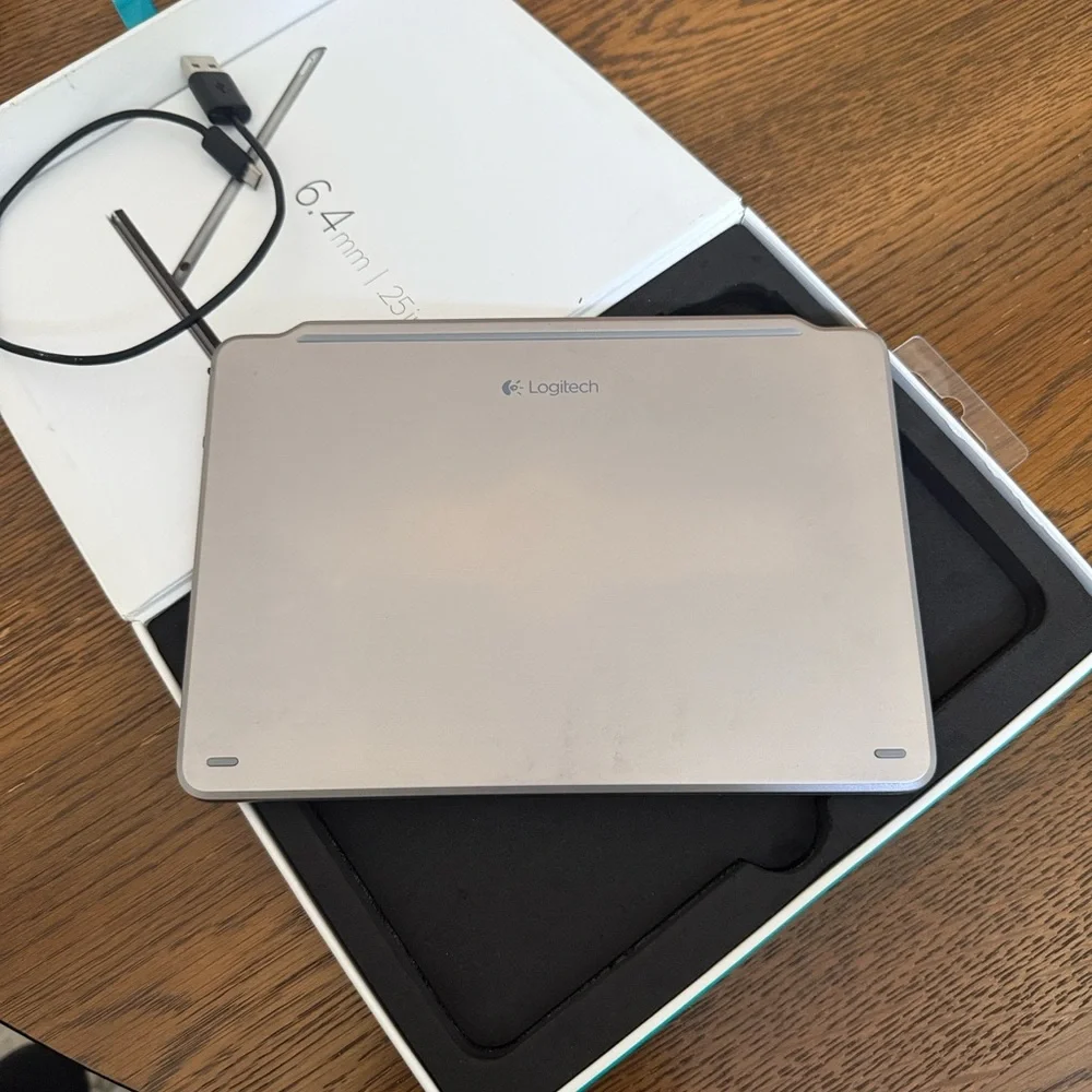 ☀️3/$15 Logitech Ultrathin Magnetic Clip On Keyboard Cover for iPad Mini